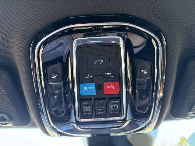 Used 2023 Jeep Grand Cherokee Summit w/ Advanced Protech Group IV AWD/4WD image 15
