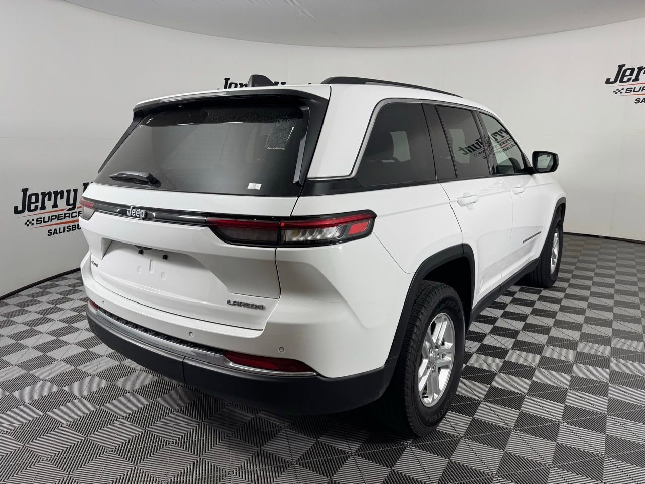 Used 2023 Jeep Grand Cherokee Laredo w/ Trailer Tow Prep Group (B) image 10