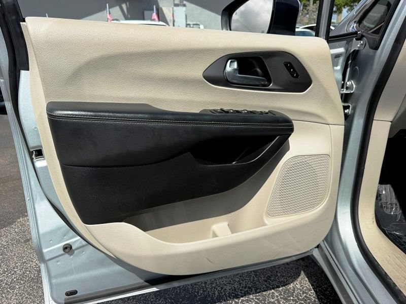 Used 2023 Chrysler Pacifica Touring-L FWD image 31