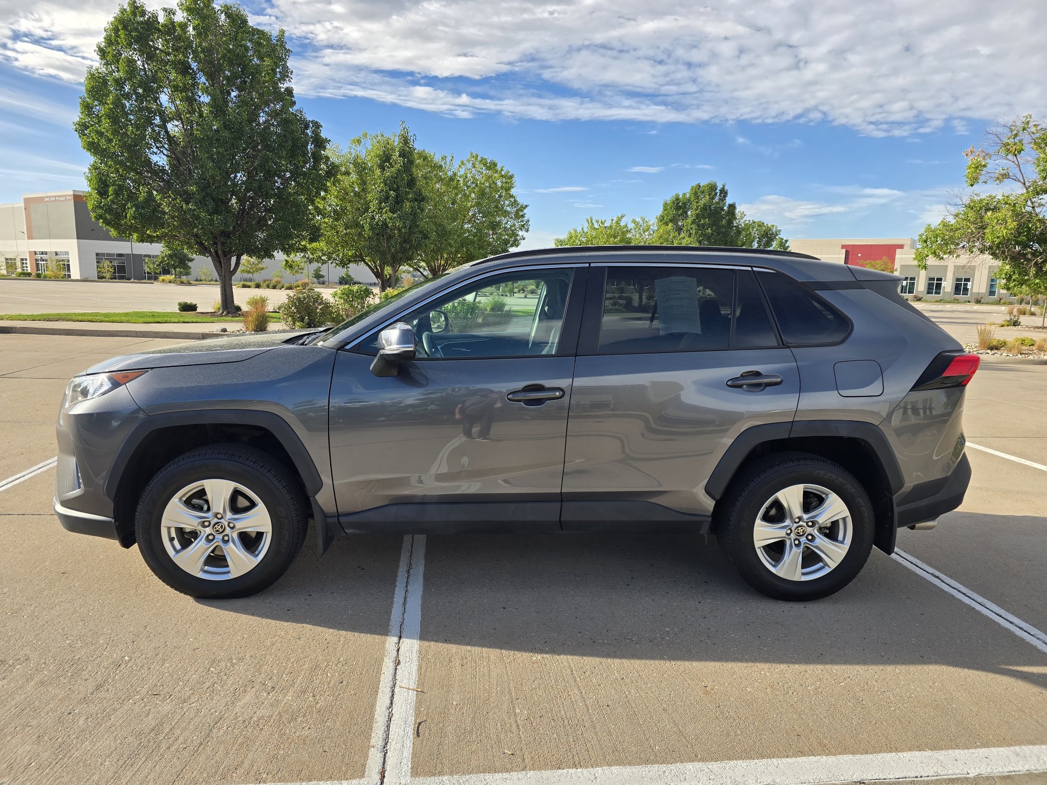 Used 2021 Toyota RAV4 XLE AWD/4WD image 2