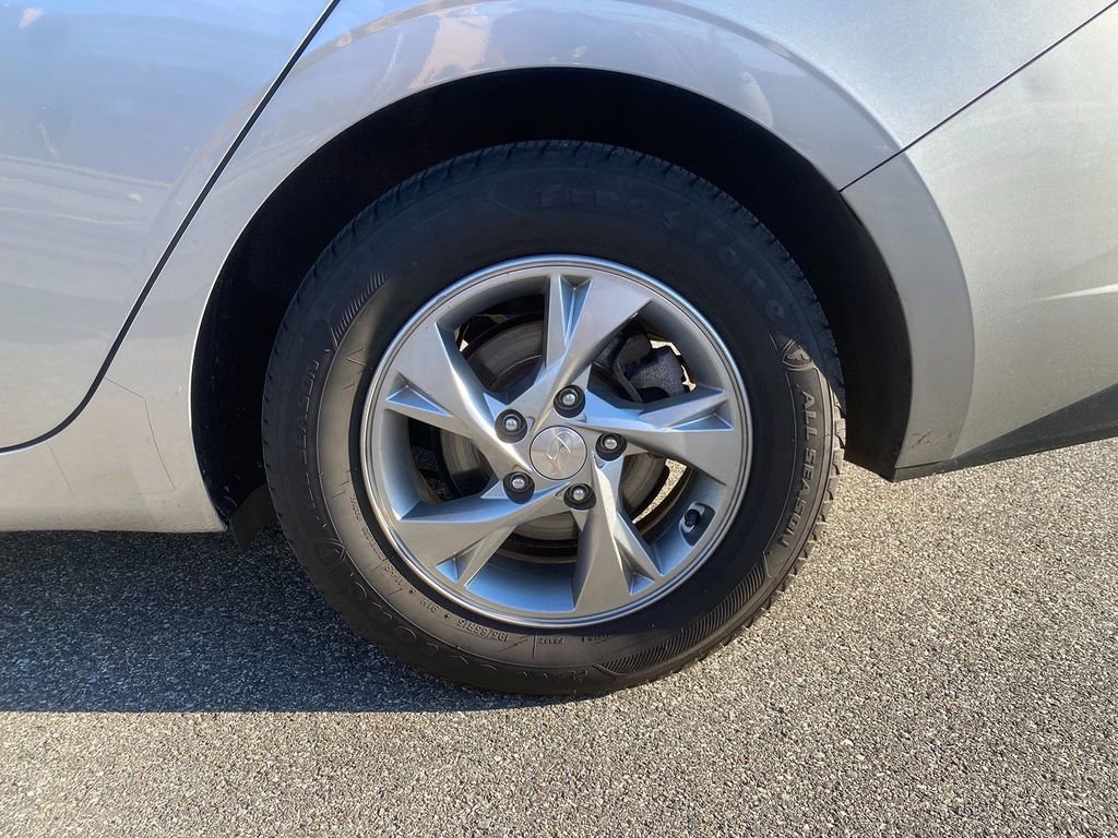 Used 2021 Hyundai Elantra SE image 30