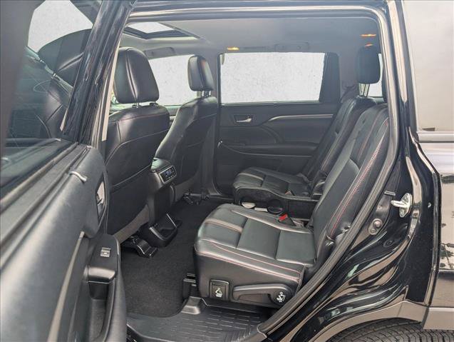 Used 2019 Toyota Highlander SE FWD image 18