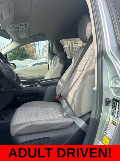 Used 2023 Toyota Sienna LE image 3