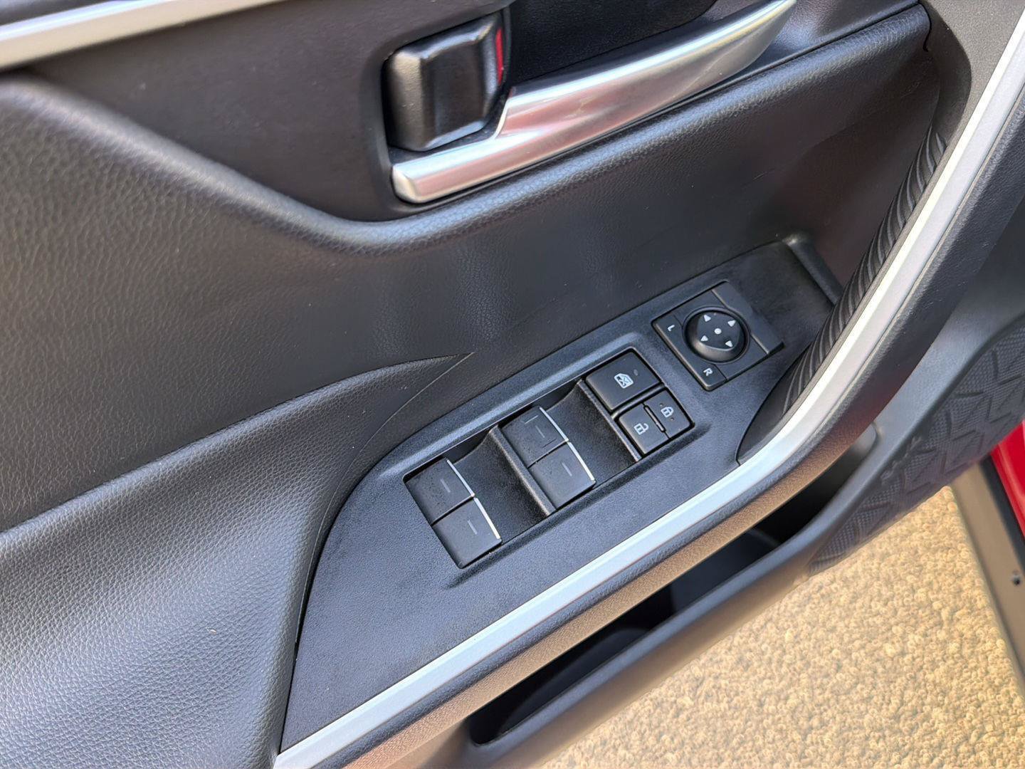 Certified 2025 Toyota RAV4 XLE w/ Convenience Package FWD image 32