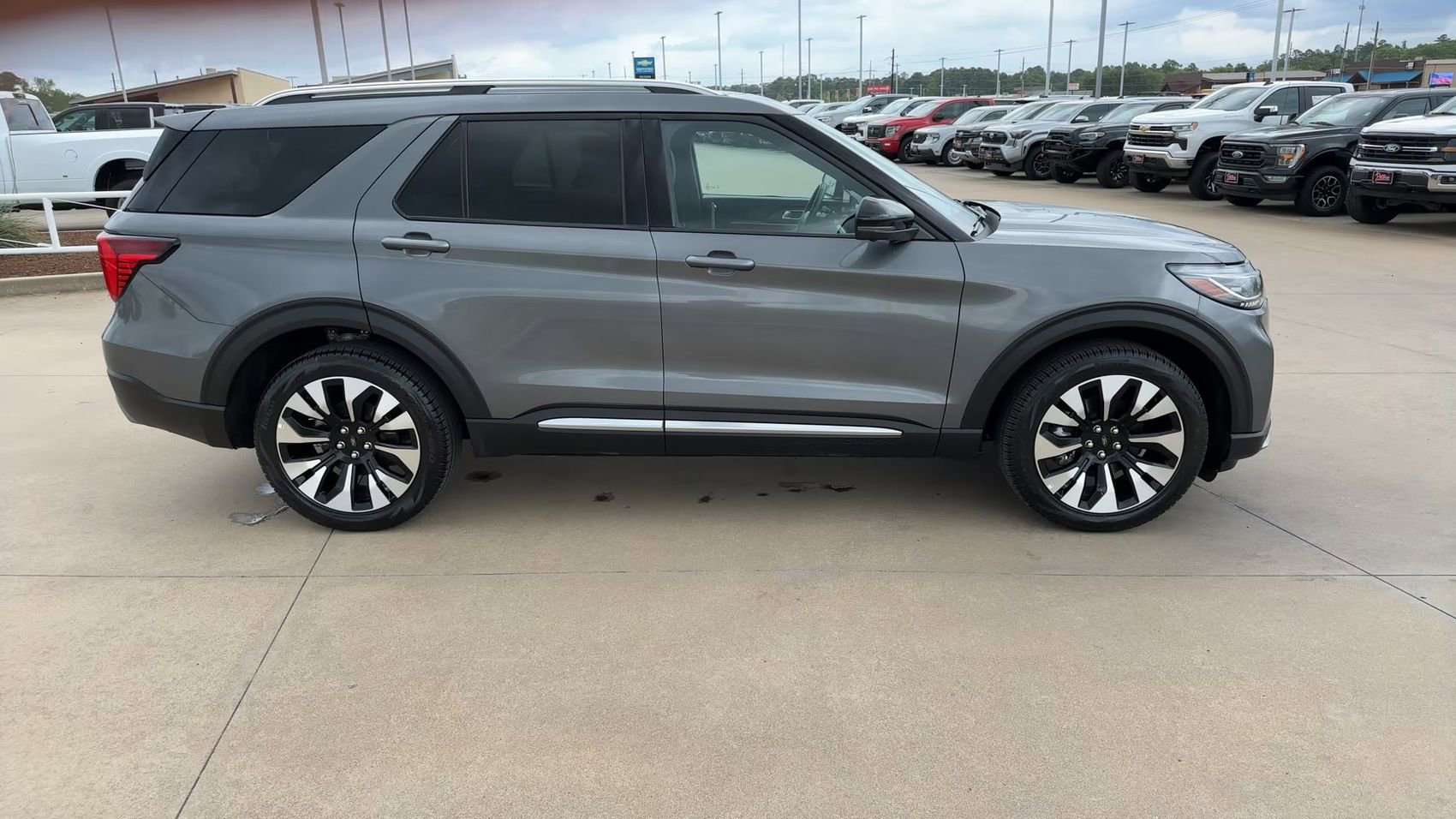 Used 2025 Ford Explorer Platinum w/ LUX Leather Package AWD/4WD image 2