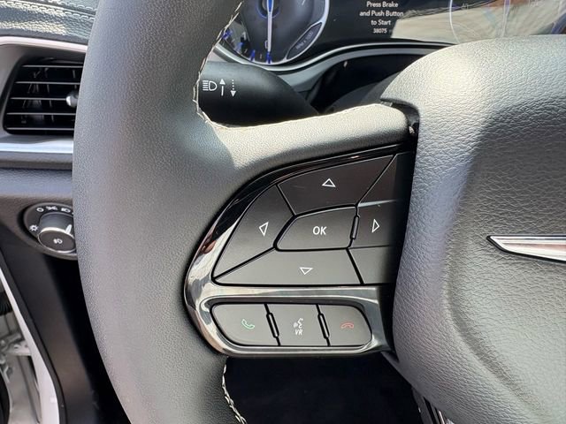 Used 2025 Chrysler Pacifica Limited FWD image 8