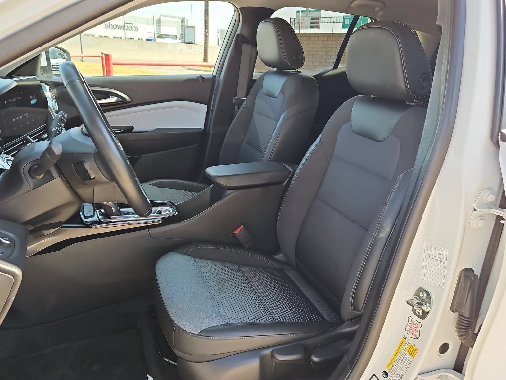 Used 2025 Chevrolet Trax LT w/ LT Convenience Package FWD image 25