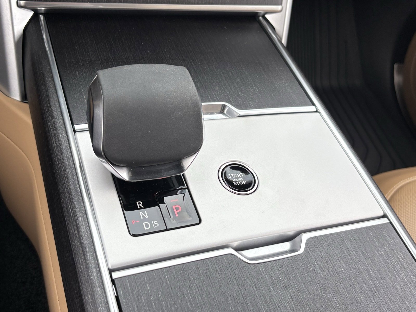 Used 2025 Land Rover Range Rover SE image 25