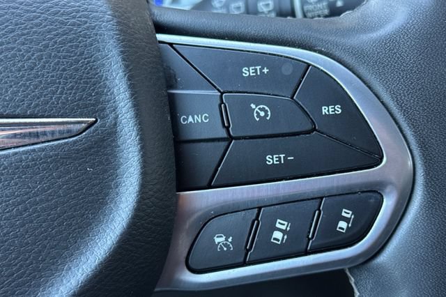 Used 2022 Chrysler Pacifica Touring-L FWD image 39