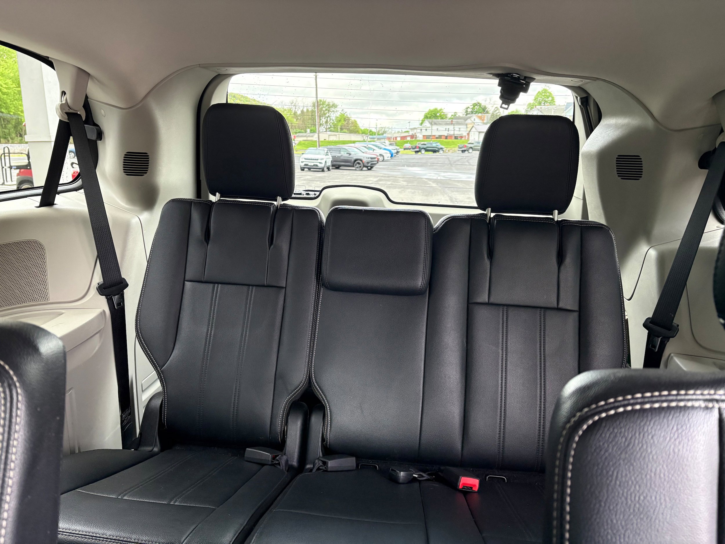 Used 2015 Chrysler Town & Country Touring FWD image 11