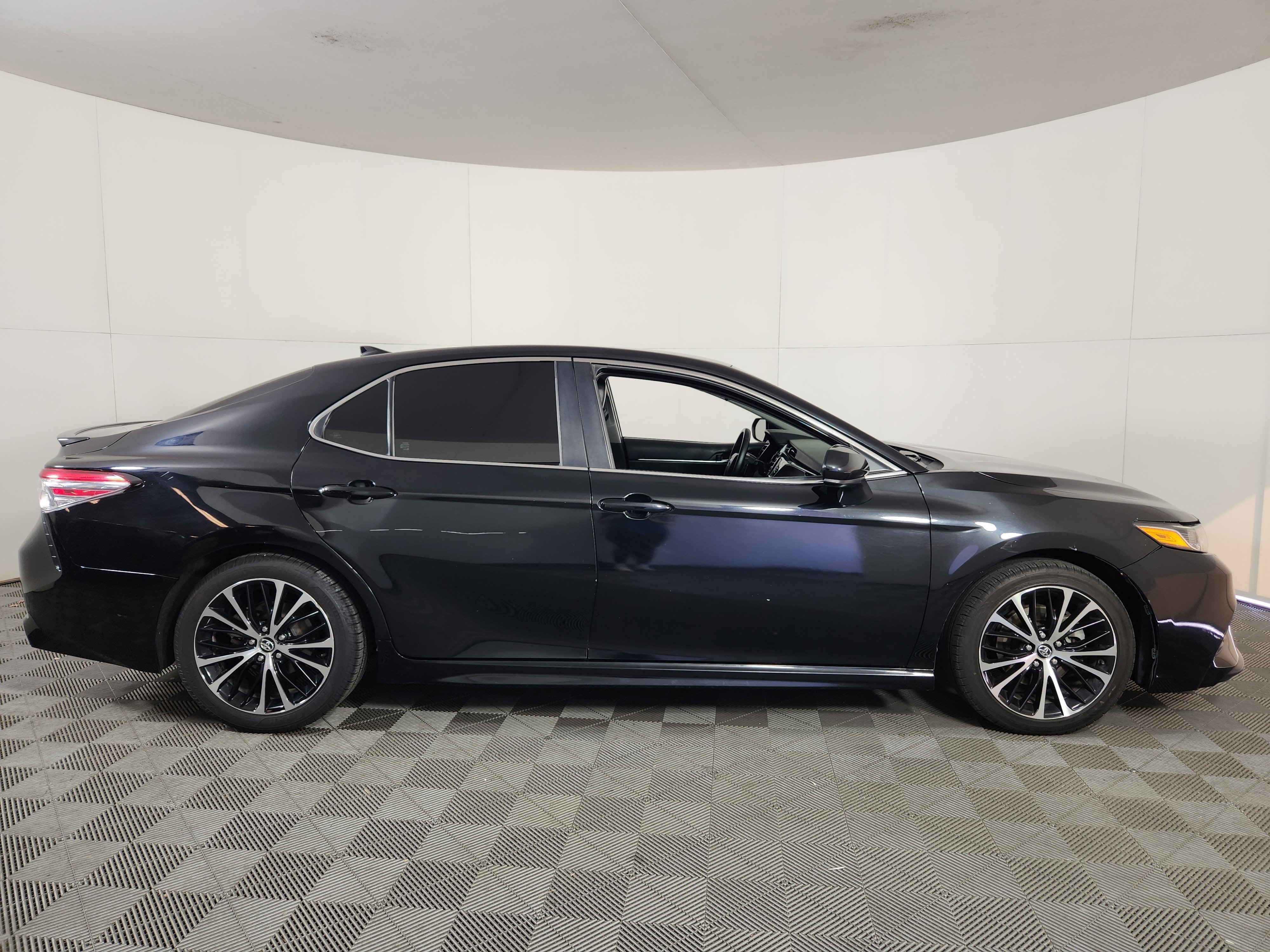 Used 2020 Toyota Camry SE FWD image 8