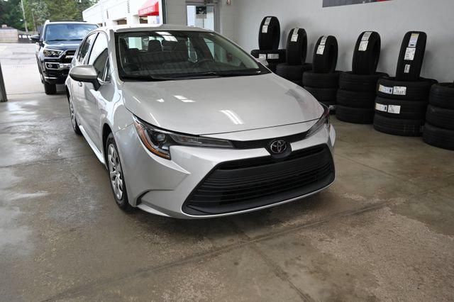 Used 2023 Toyota Corolla LE FWD image 3