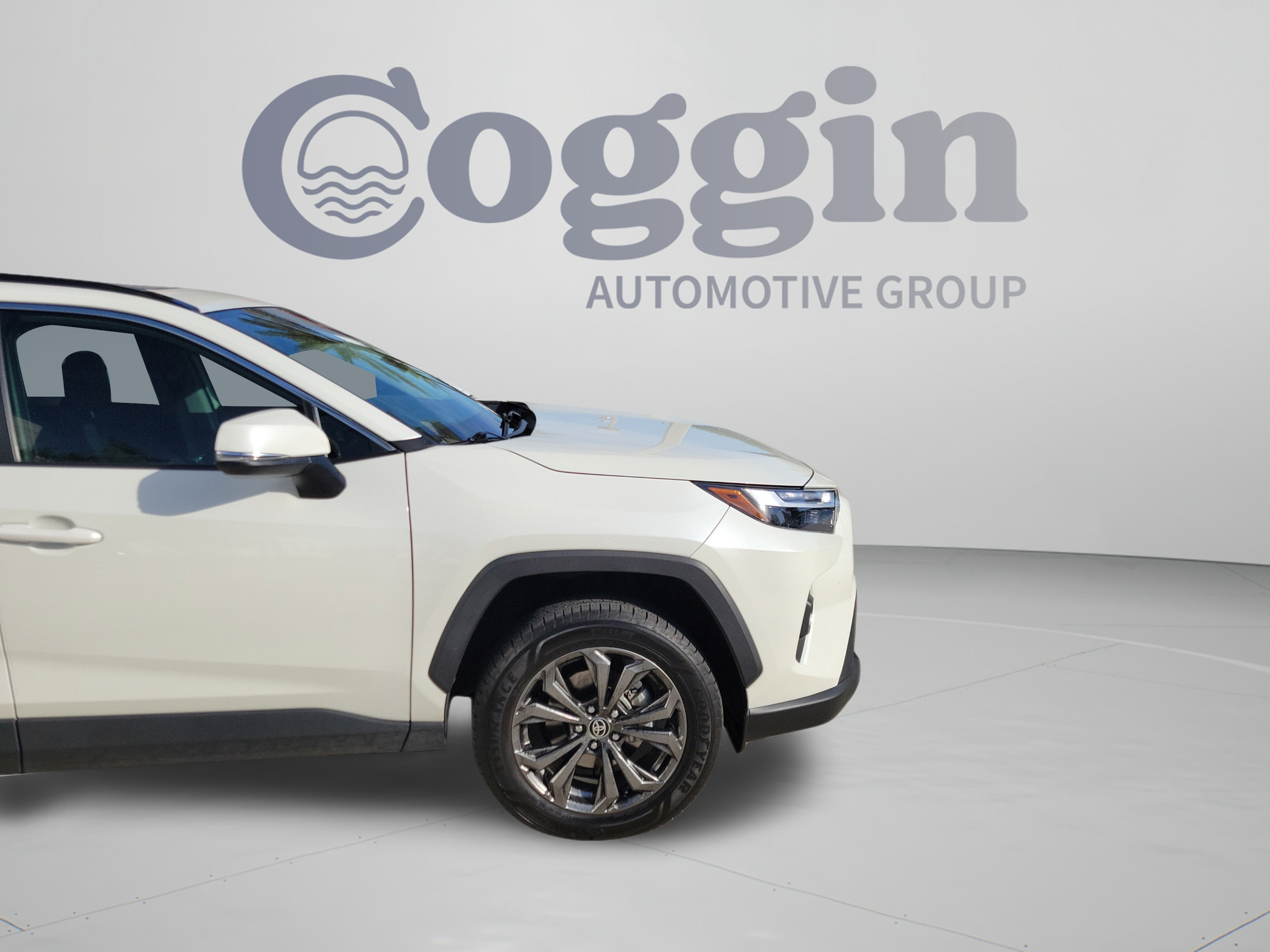 Used 2022 Toyota RAV4 XLE Premium AWD/4WD image 32