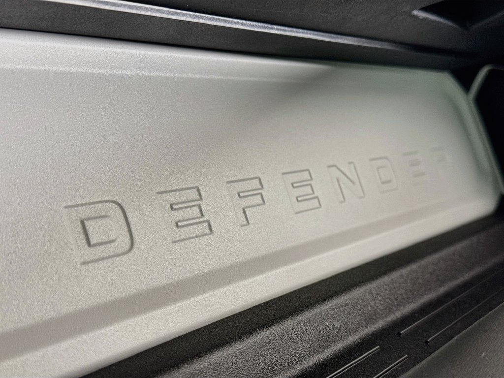 Used 2025 Land Rover Defender 110 X-Dynamic SE AWD/4WD image 21