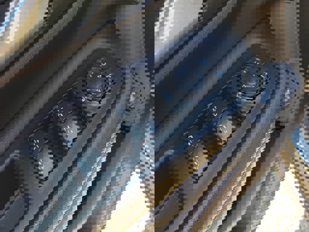 Used 2023 GMC Terrain SLT image 17