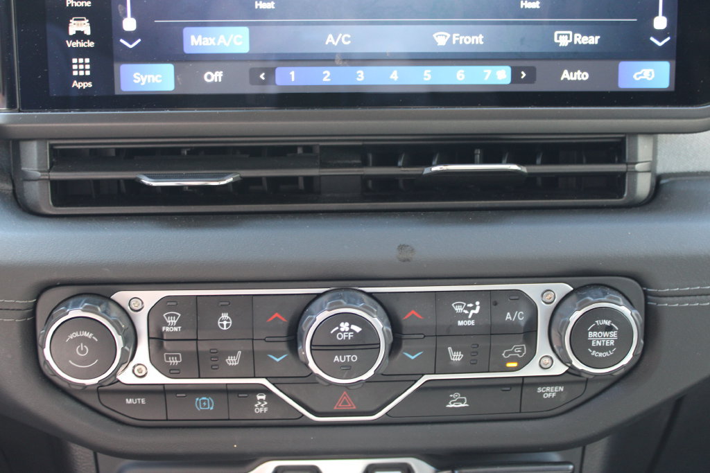 Used 2024 Jeep Wrangler Unlimited Sahara AWD/4WD image 17
