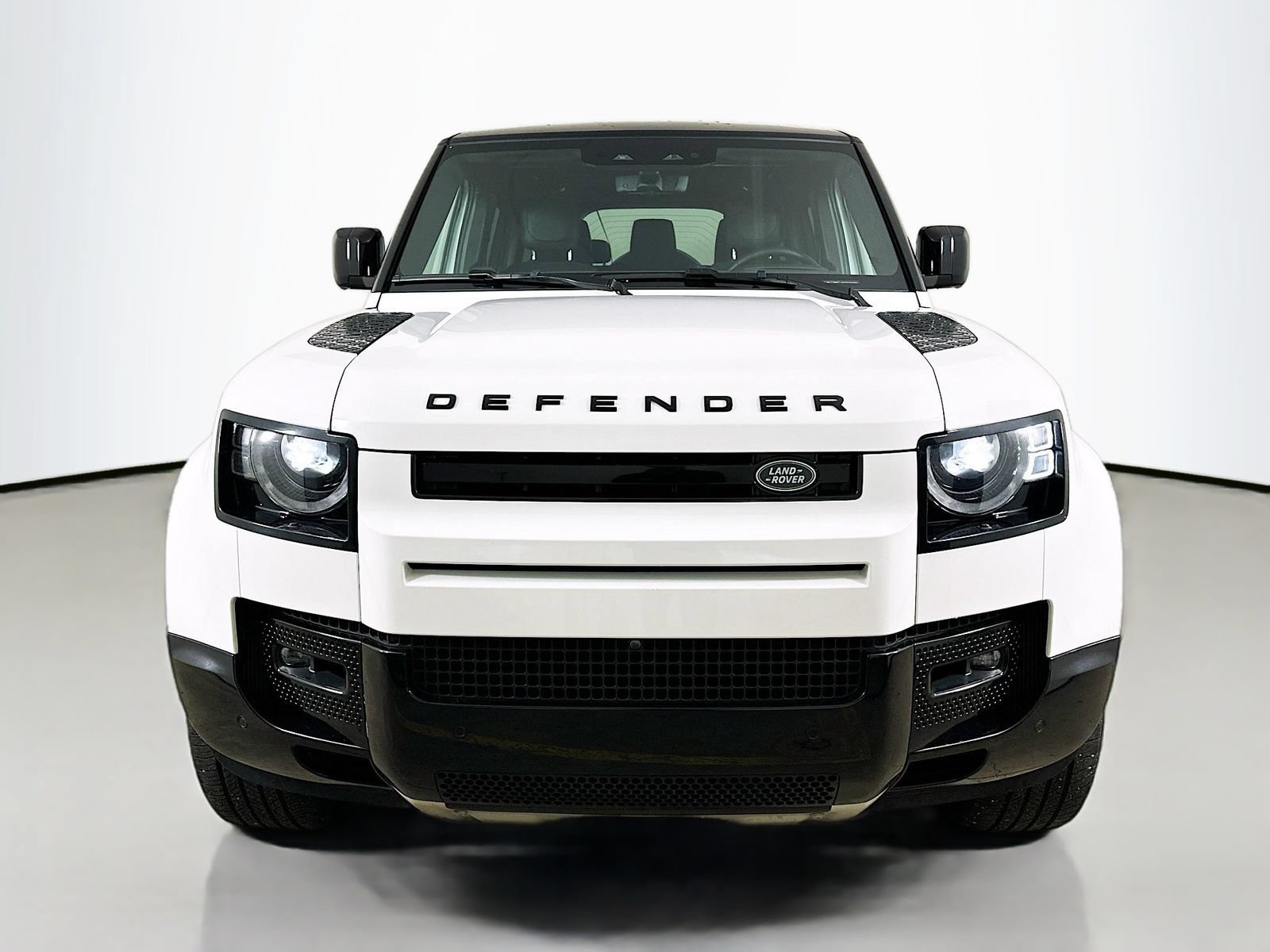 Used 2024 Land Rover Defender 130 X-Dynamic SE AWD/4WD image 2