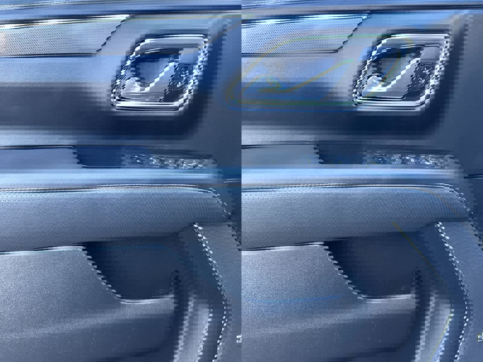 Used 2021 GMC Yukon XL AT4 w/ Rear Media and Nav Package image 12