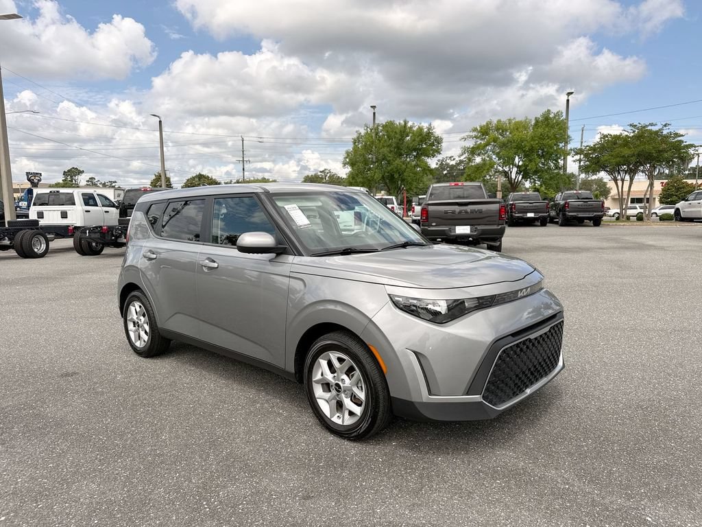 Used 2024 Kia Soul LX w/ Option Group 015 FWD image 1