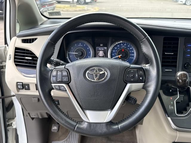 Used 2017 Toyota Sienna XLE FWD image 19