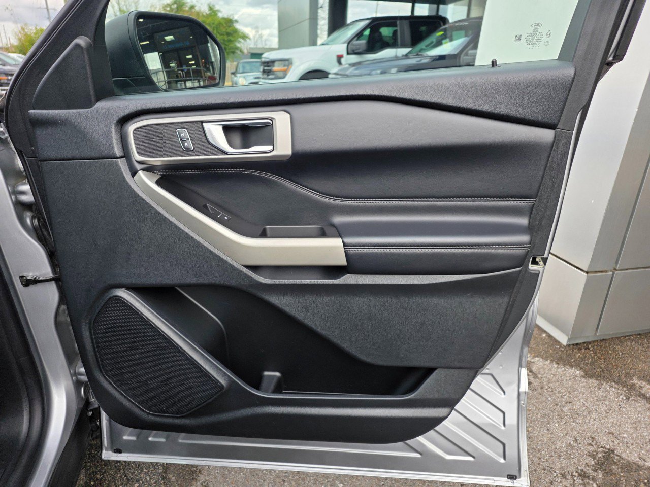 Used 2021 Ford Explorer XLT w/ Equipment Group 202A image 18