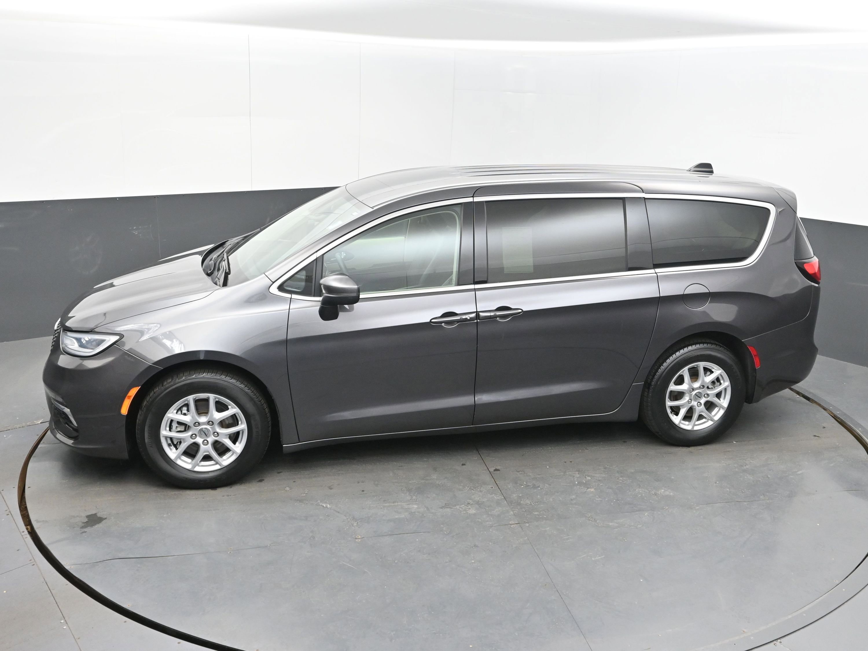 Used 2023 Chrysler Pacifica Touring-L image 35
