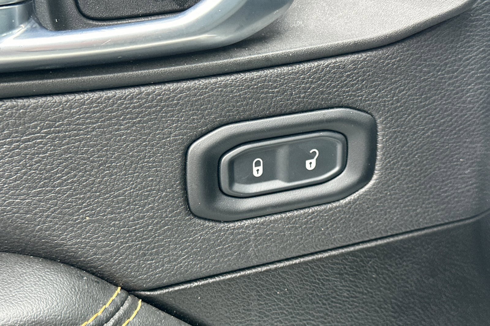 Used 2025 Jeep Wrangler Sahara image 12