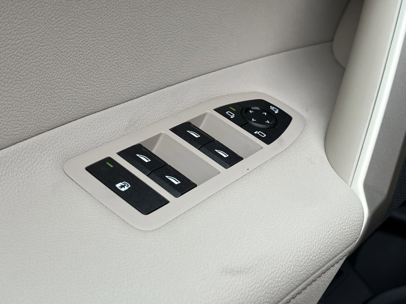 New 2026 BMW iX xDrive60 image 12