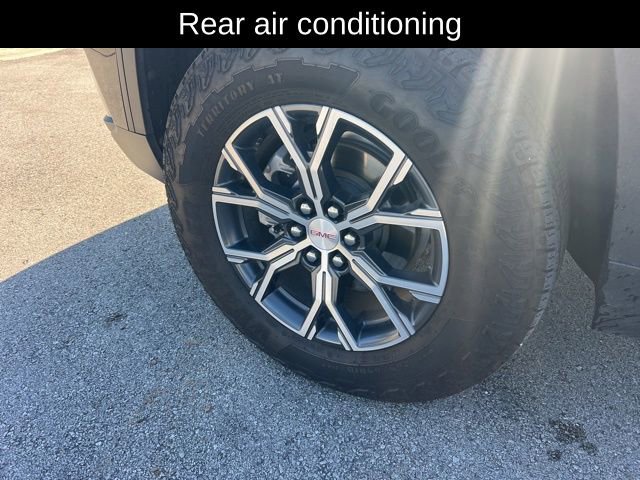 Used 2024 GMC Acadia AT4 w/ Luxury Package image 11