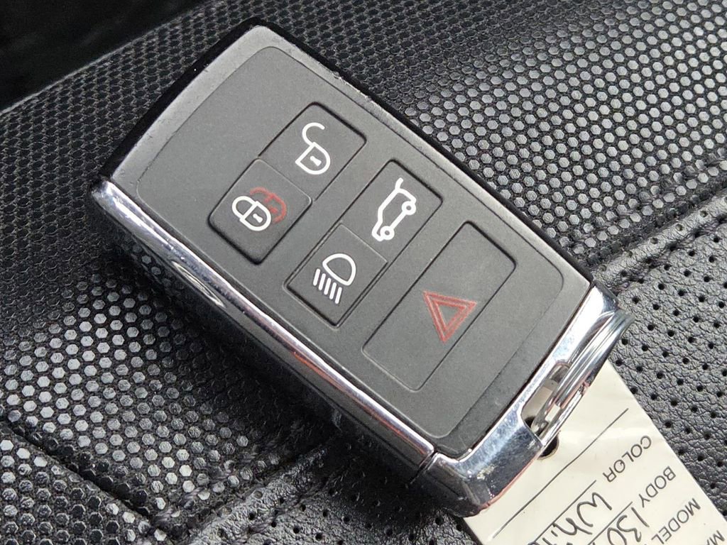 Used 2024 Land Rover Defender 130 X-Dynamic SE image 31