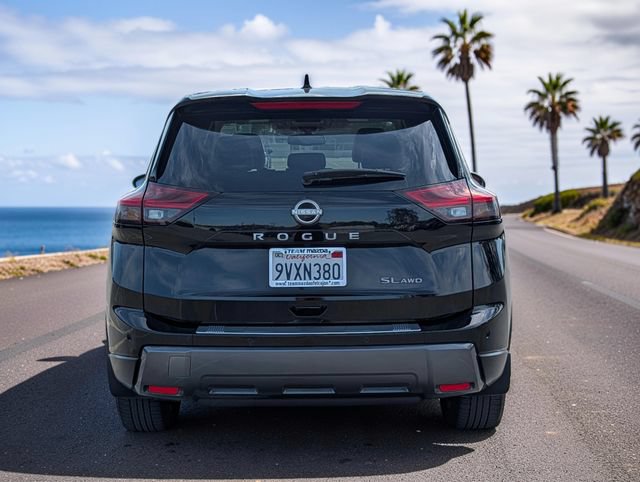 Used 2025 Nissan Rogue SL AWD/4WD image 6