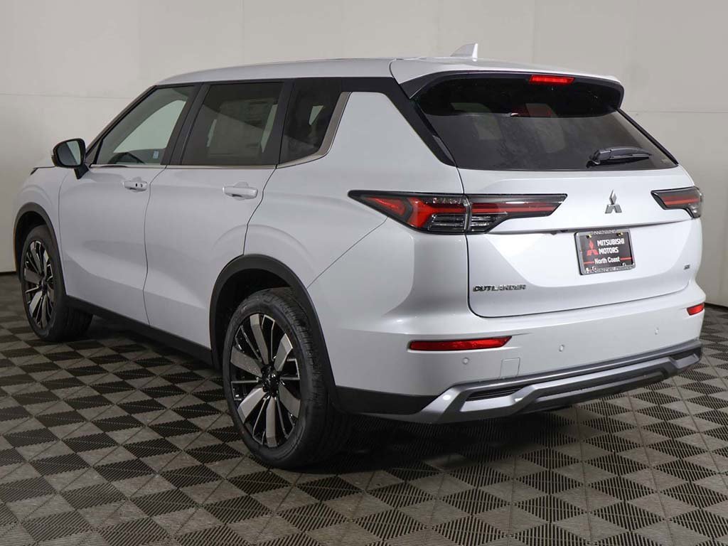 New 2025 Mitsubishi Outlander SE image 12