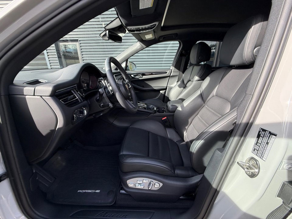 Certified 2025 Porsche Macan image 5