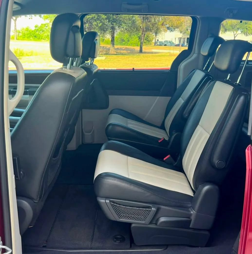 Used 2010 Chrysler Town & Country Touring Plus w/ Safetytec Group FWD image 41