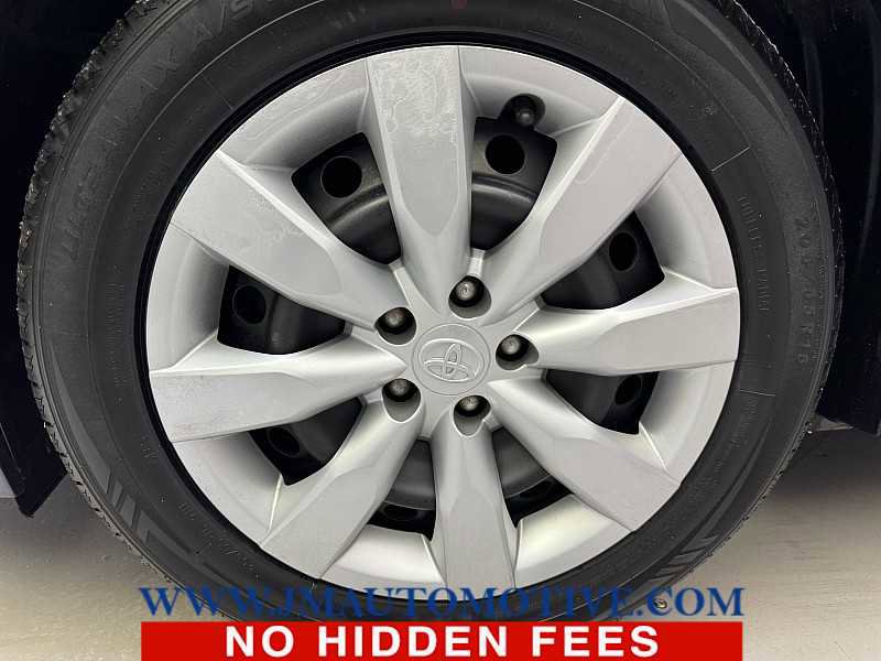 Used 2015 Toyota Corolla LE image 9