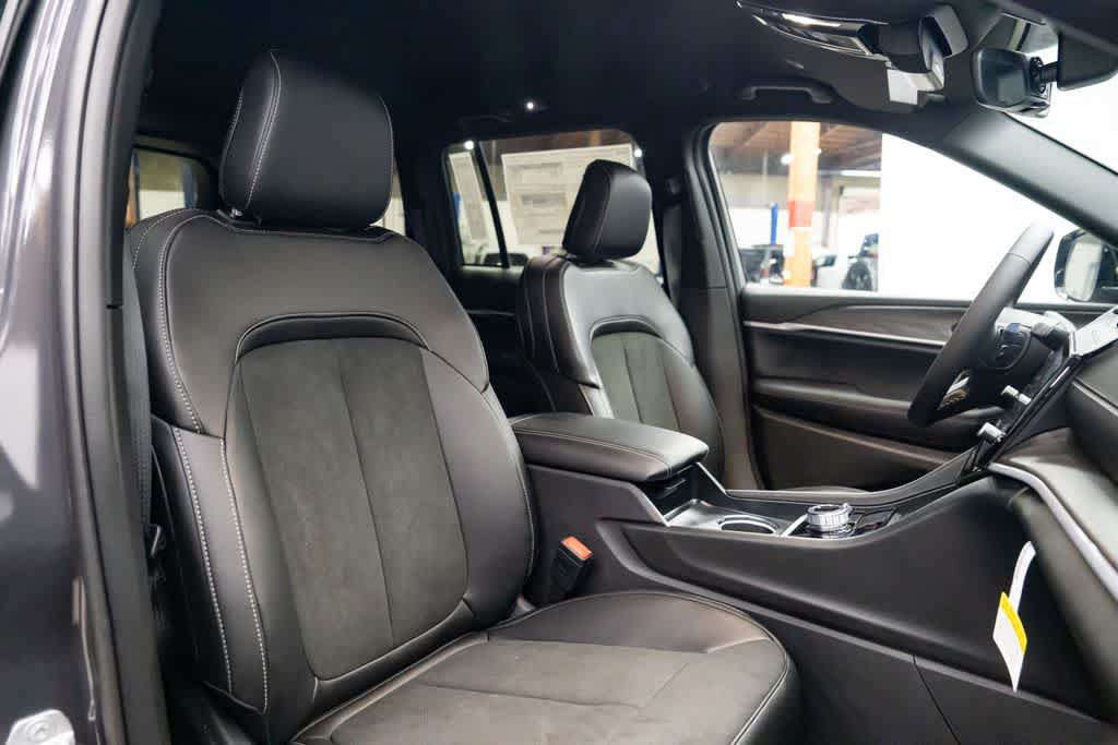 New 2026 Jeep Grand Cherokee Altitude AWD/4WD image 28