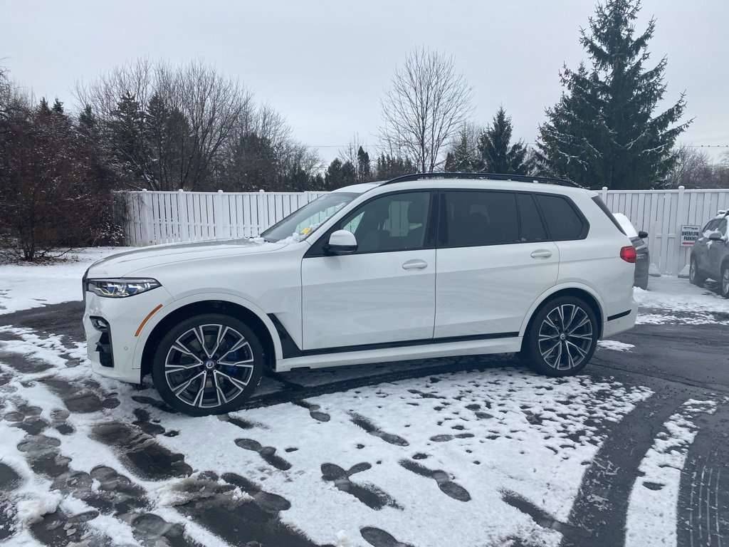 Used 2022 BMW X7 M50i w/ Dynamic Handling Package image 11