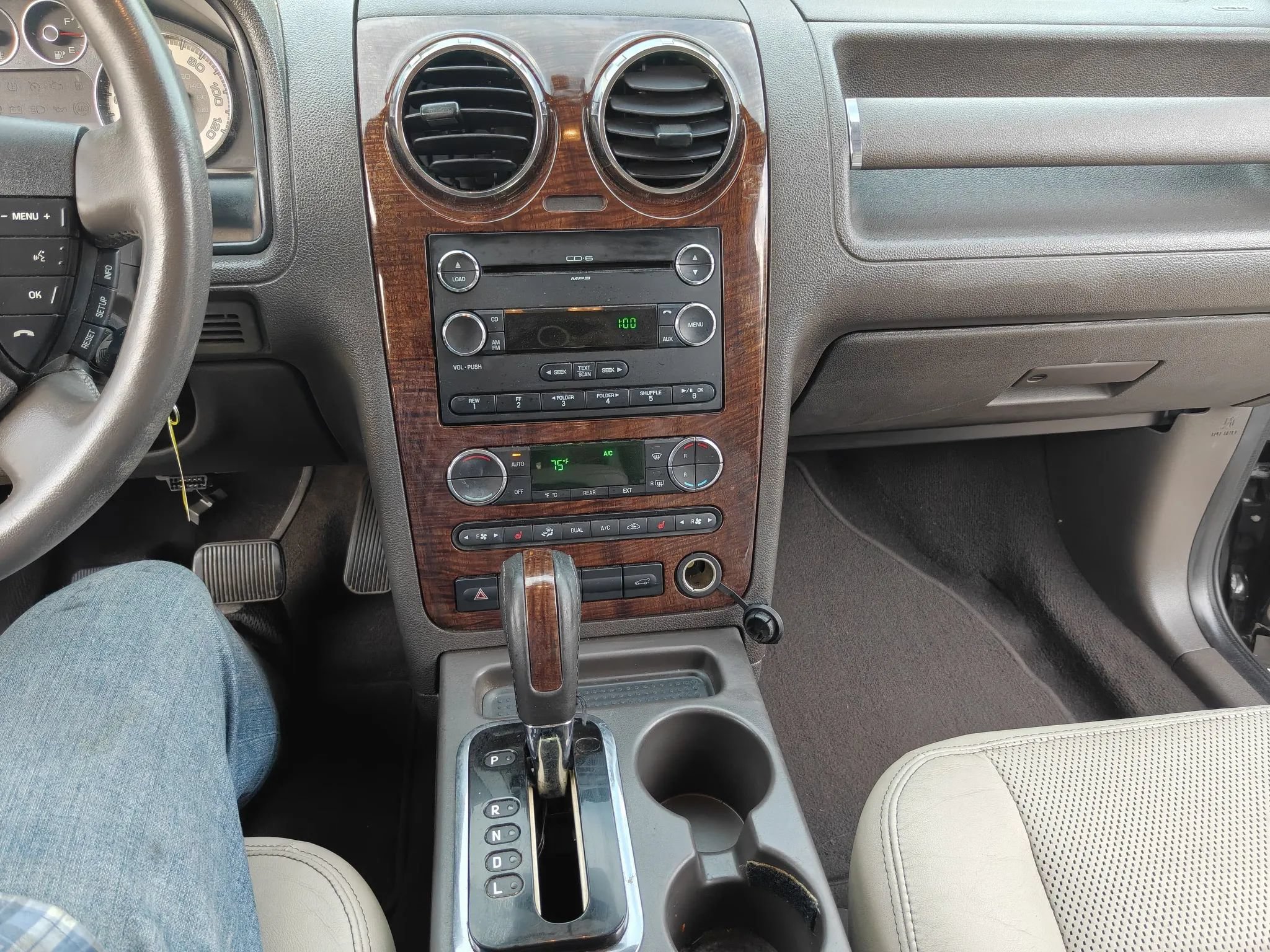 Used 2008 Ford Taurus X Limited FWD image 19