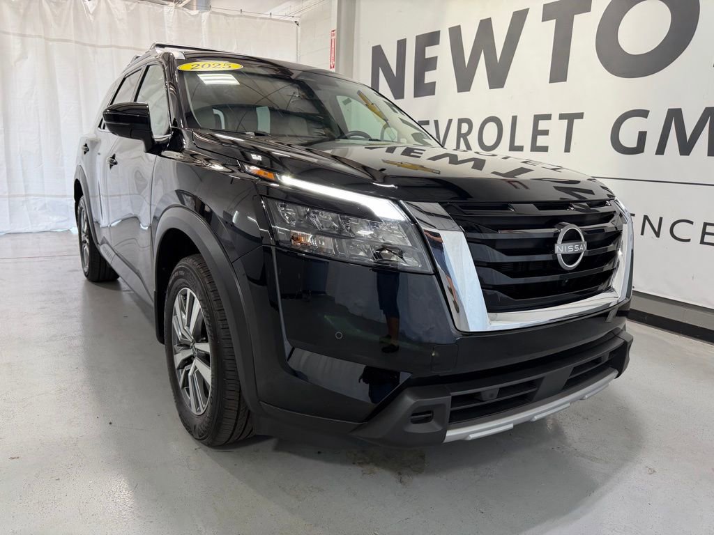 Used 2025 Nissan Pathfinder SL AWD/4WD image 40