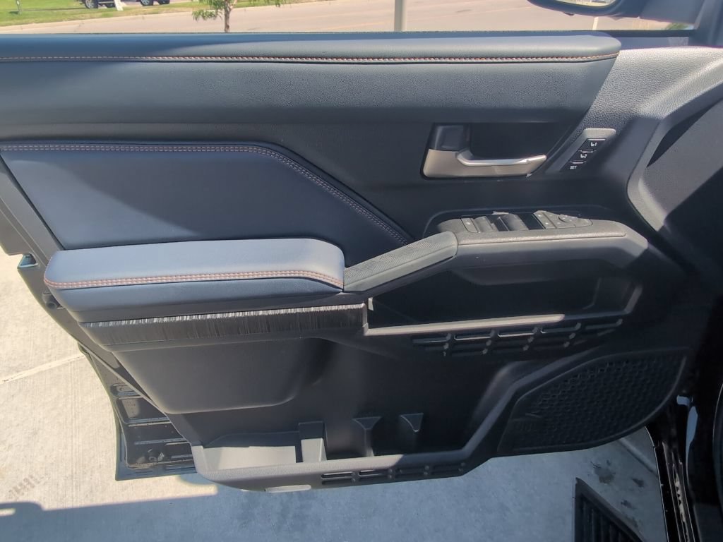 Used 2025 Toyota 4Runner Platinum AWD/4WD image 9