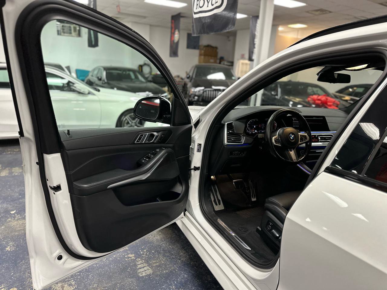 Used 2022 BMW X5 xDrive40i w/ M Sport Package AWD/4WD image 11