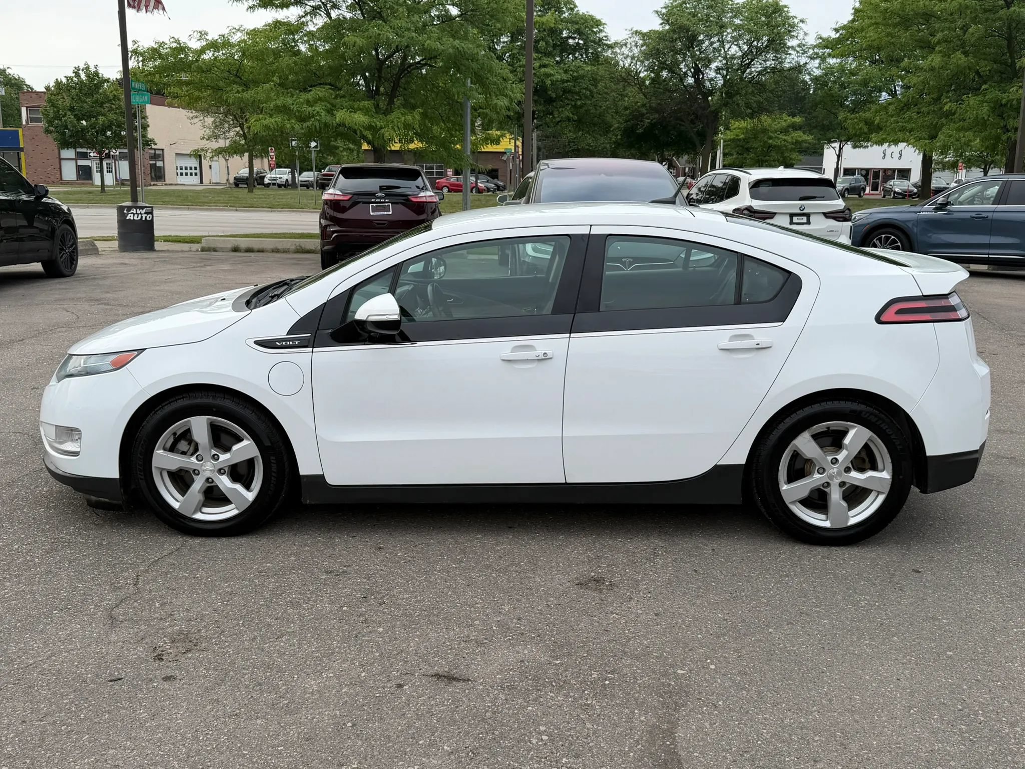 Used 2013 Chevrolet Volt Premium w/ Premium Trim Package FWD image 2