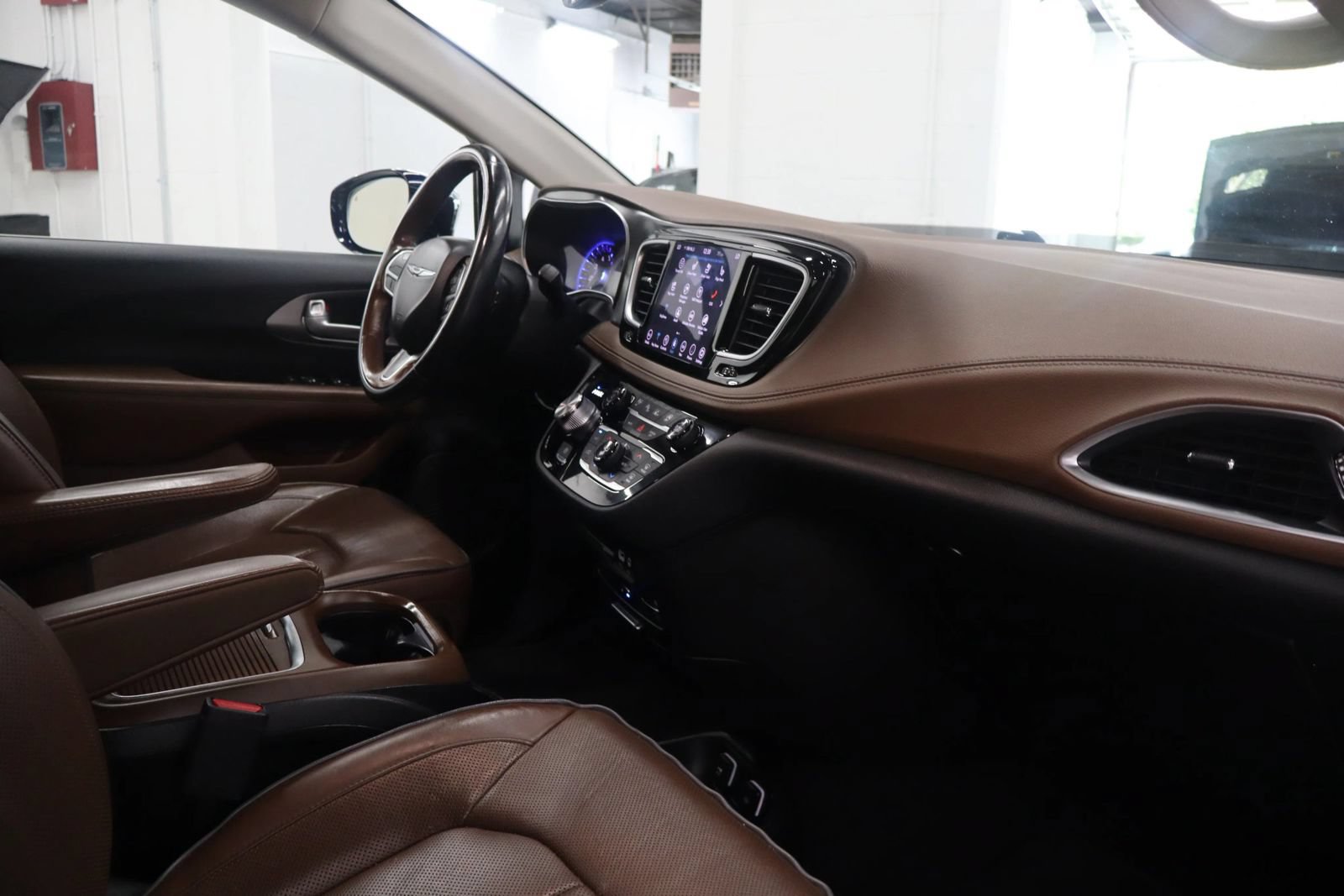 Used 2019 Chrysler Pacifica Limited w/ Tire & Wheel Group FWD image 37