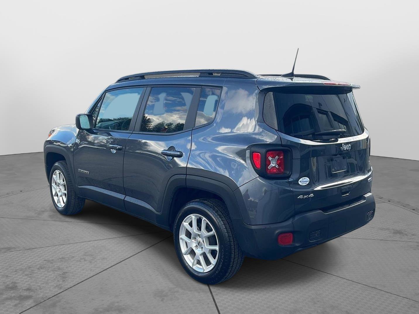 Used 2022 Jeep Renegade Latitude image 2
