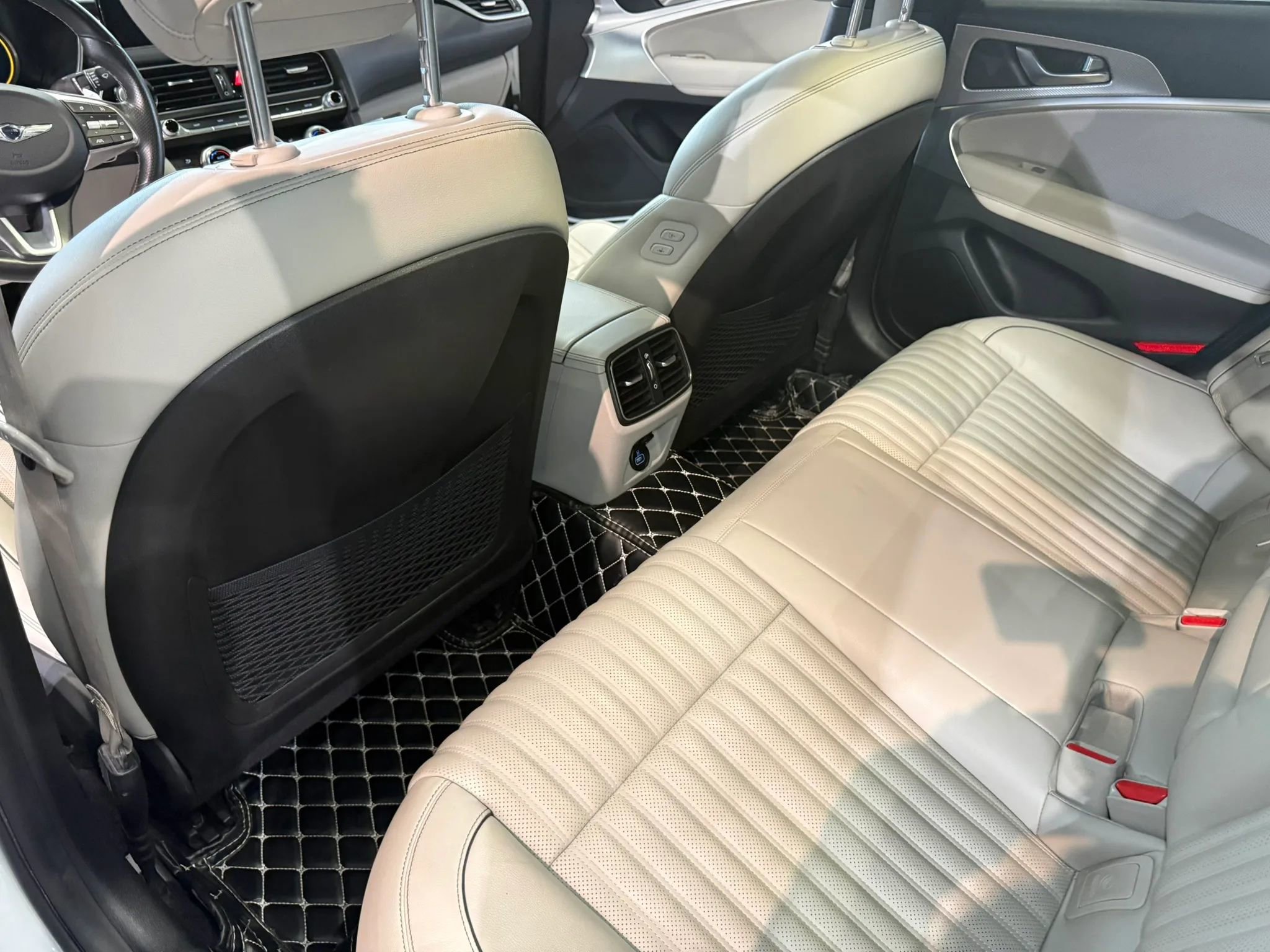 Used 2022 Genesis G70 3.3T image 11