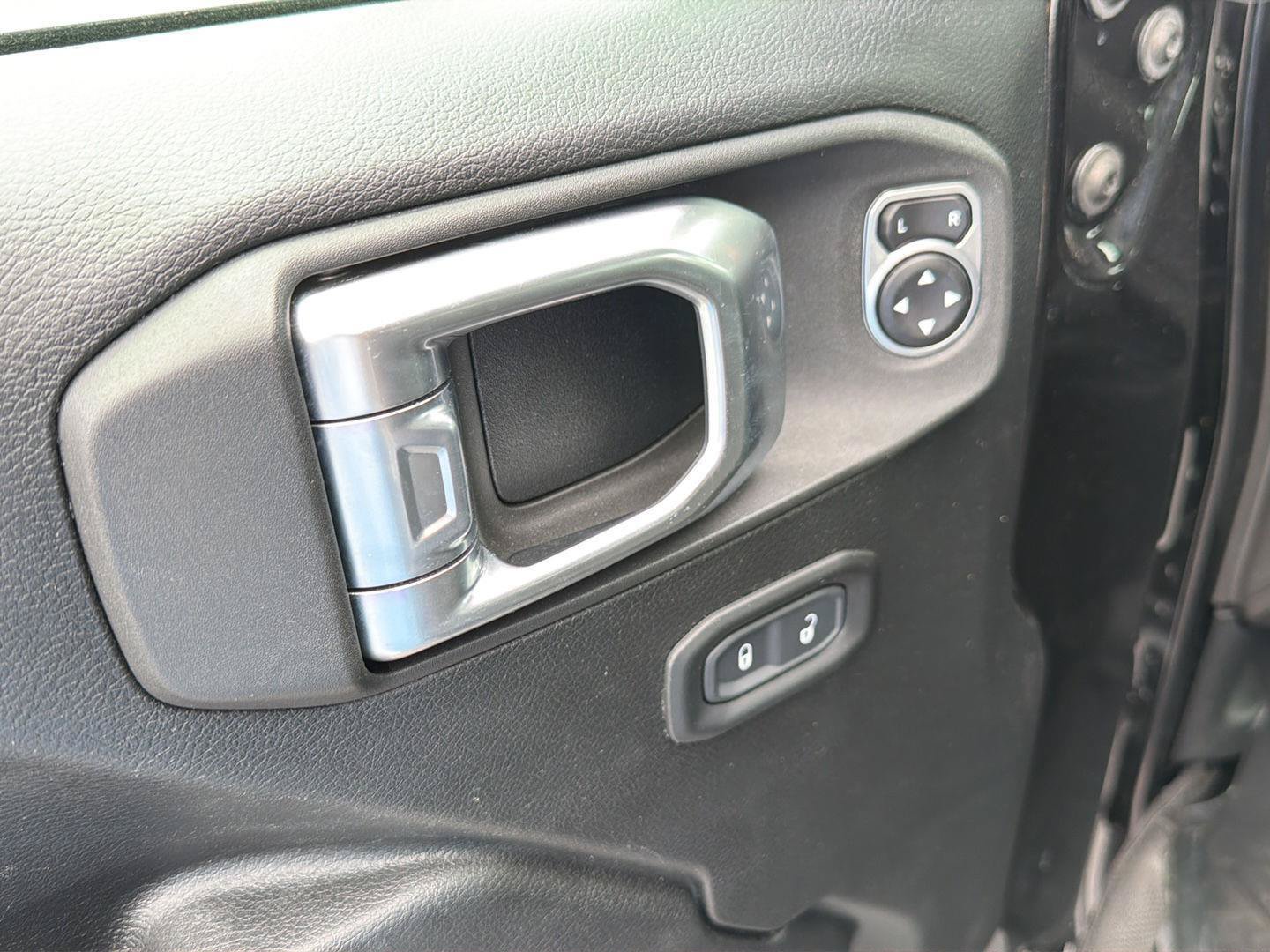 Used 2019 Jeep Wrangler Unlimited Rubicon AWD/4WD image 32