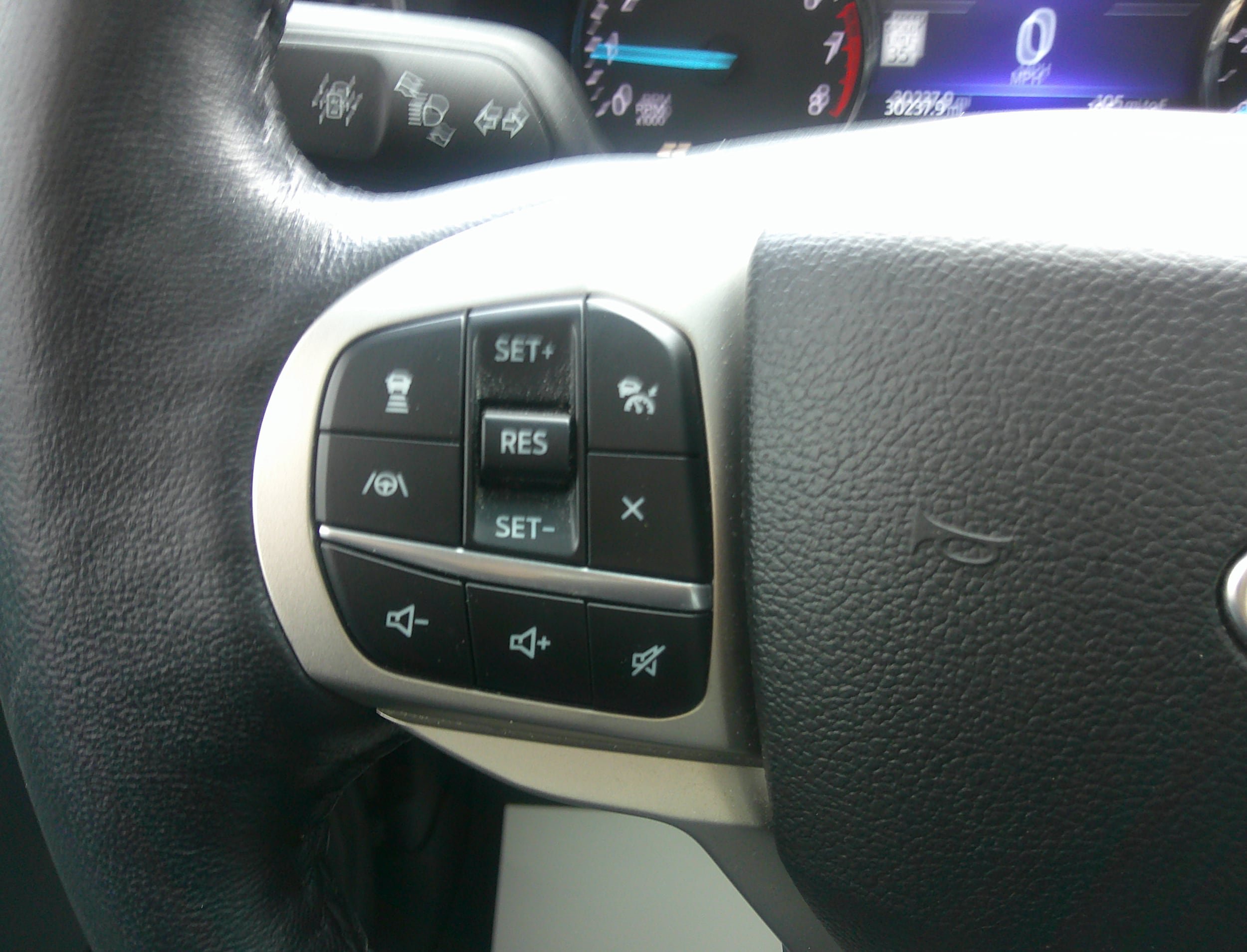 Used 2022 Ford Explorer XLT w/ Equipment Group 202A AWD/4WD image 15