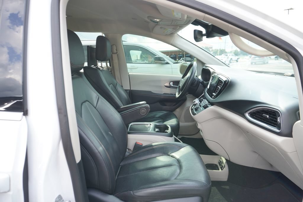 Used 2020 Chrysler Pacifica Touring-L Plus w/ Tire & Wheel Group FWD image 9