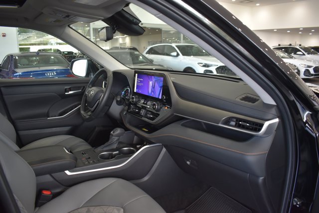 Used 2023 Toyota Highlander Bronze Edition FWD image 23