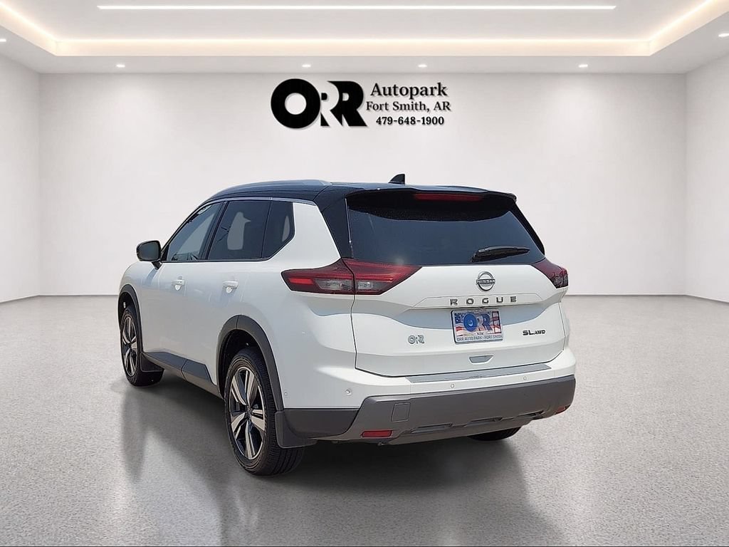 Used 2025 Nissan Rogue SL AWD/4WD image 4